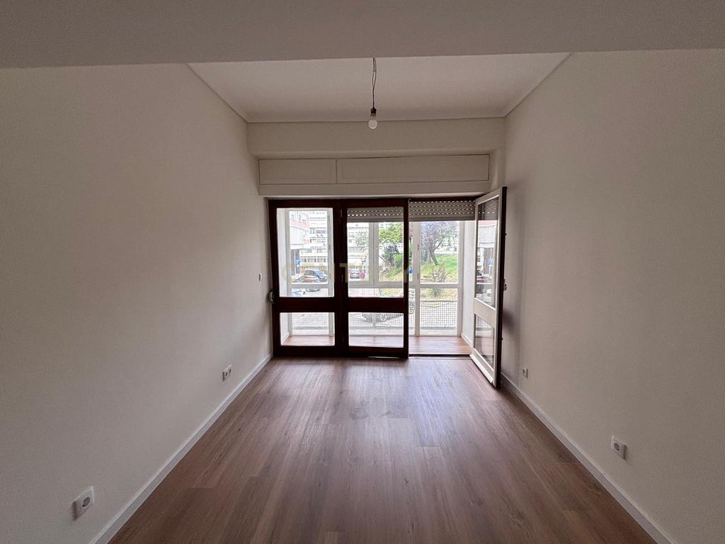 T3+1 Remodelado totalmente com excelentes áreas na carismática e tradicional zona da Estrela - Image 6