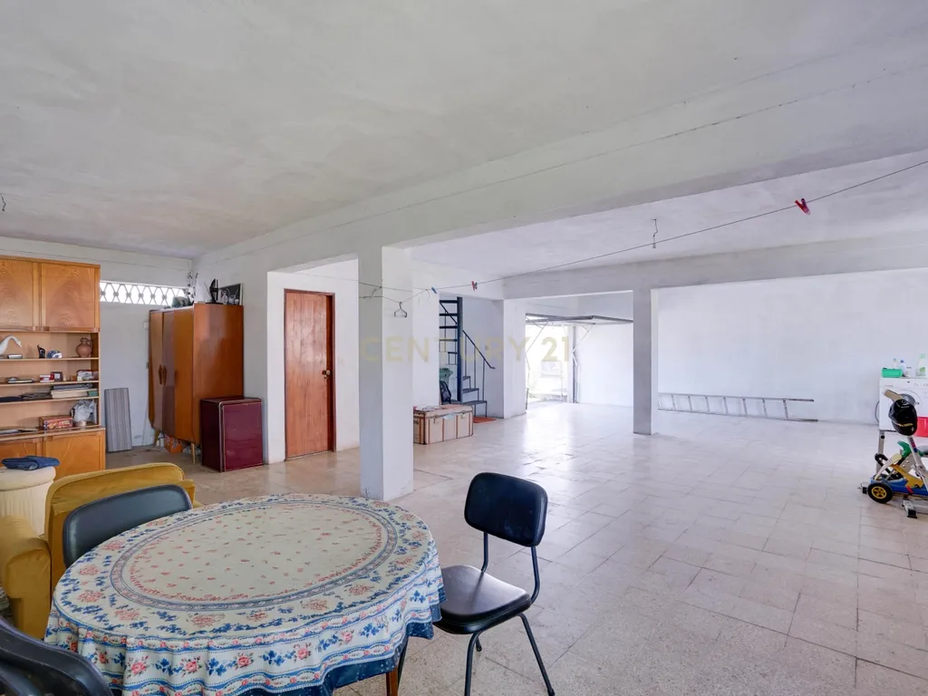 Moradia em Santa iria de Azoia com Vista Panorâmica e Jardim - Image 7