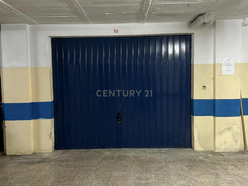 Garagem fechada á venda na Avenida 1º Maio na Costa da Caparica  - Image 2