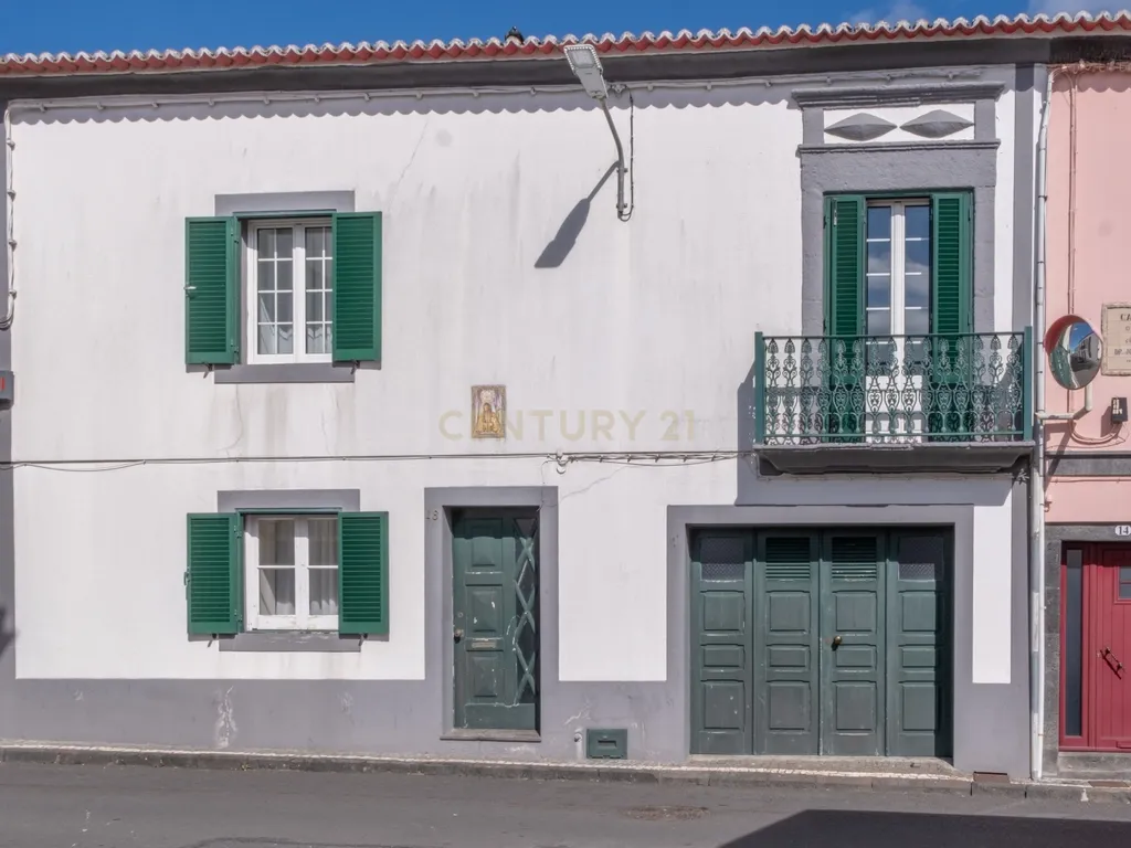 Moradia T2 com Quintal no Centro da Ribeira Grande - Image 1