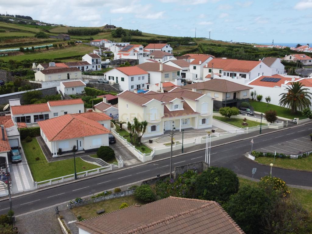 Moradia de Assinatura no Concelho do Nordeste – Exclusividade, Luz e Vistas - Image 2