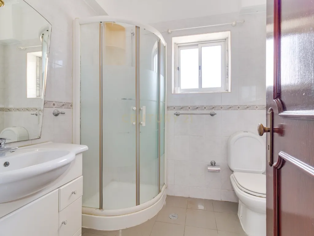 Apartamento T3 em Corroios com Varanda - Image 15