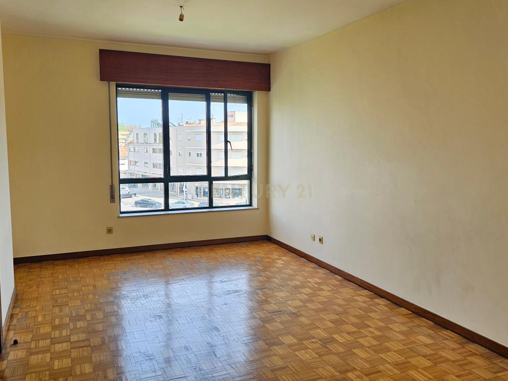 Apartamento T2 com garagem, Matosinhos - Image 1