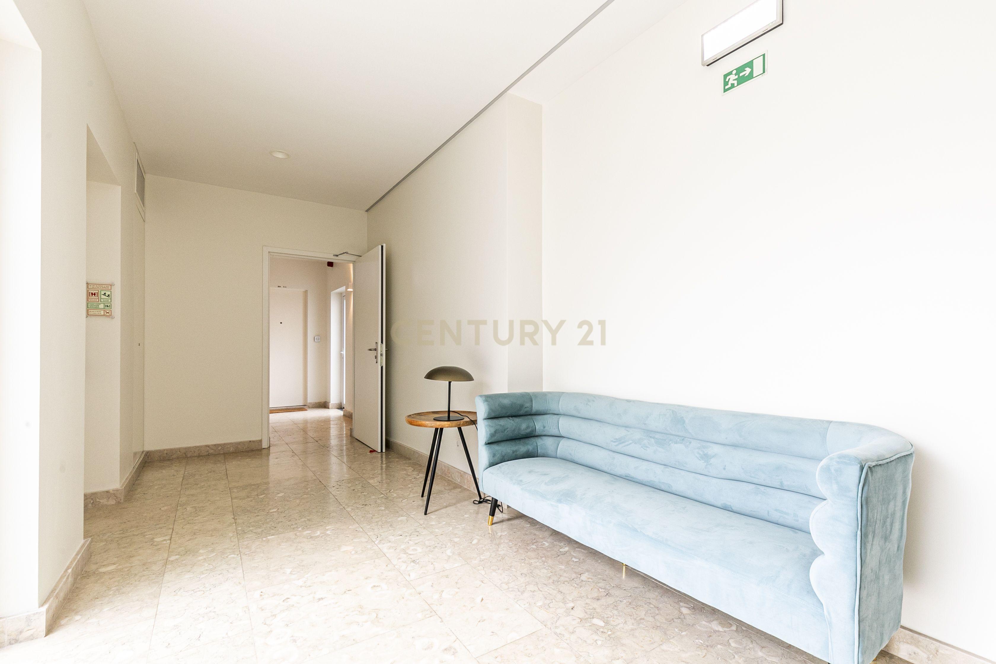 Apartamento T2 com terraço na Rua de Andaluz - Image 11