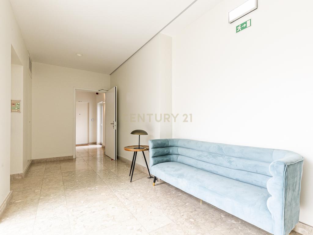 Apartamento T2 com terraço na Rua de Andaluz - Image 11