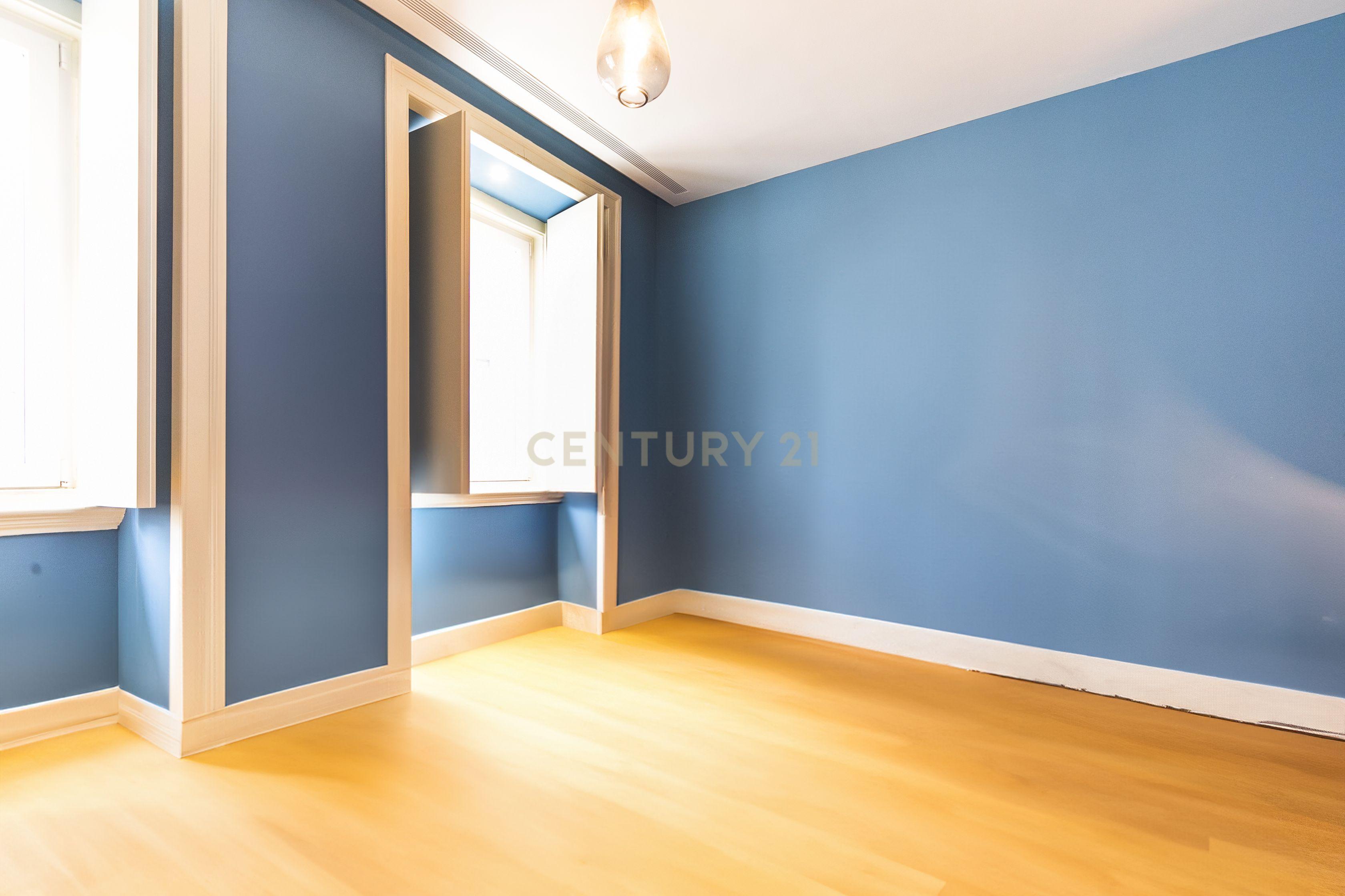 Apartamento T2 com terraço na Rua de Andaluz - Image 3