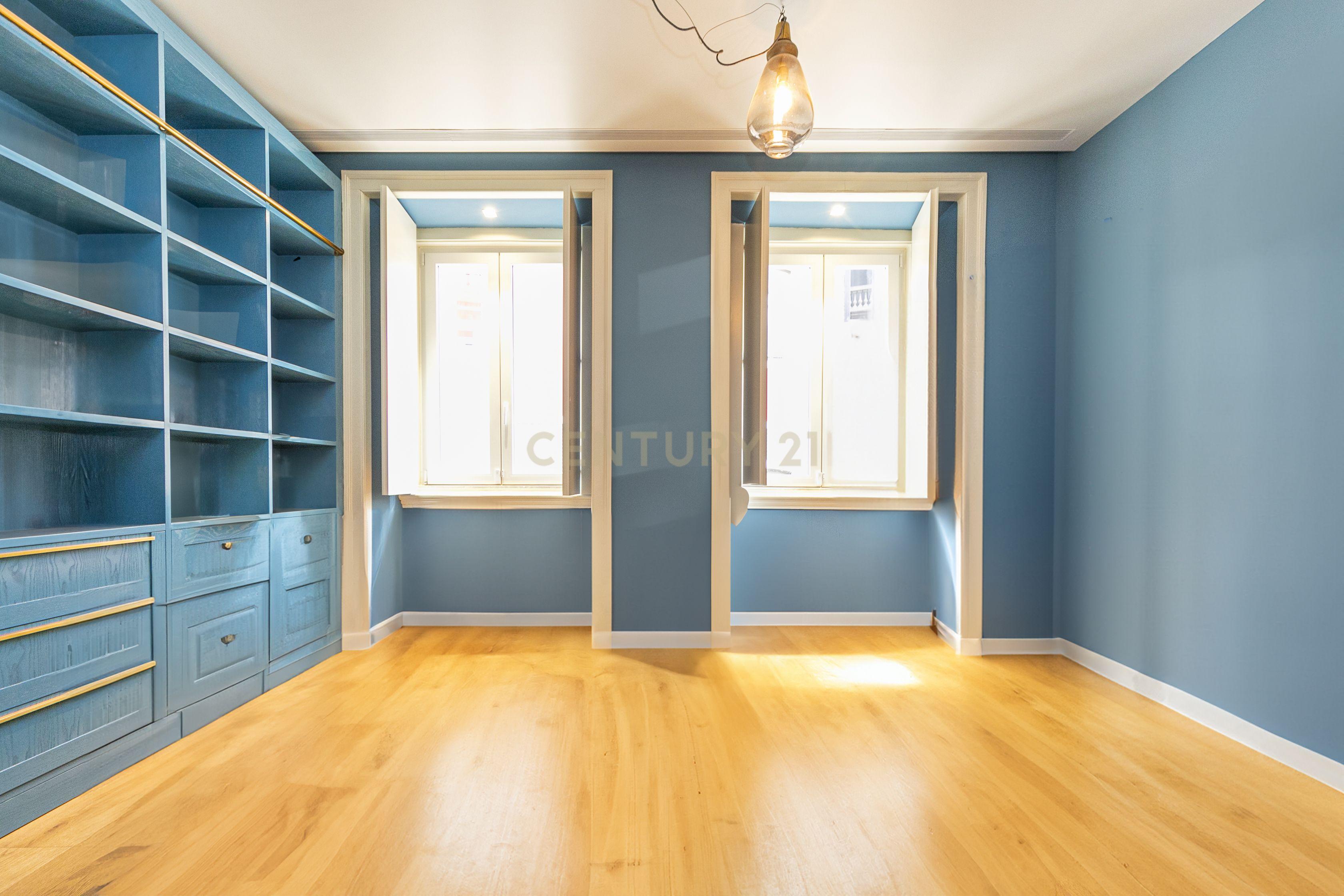 Apartamento T2 com terraço na Rua de Andaluz - Image 4