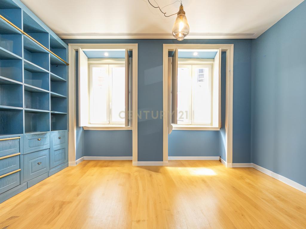 Apartamento T2 com terraço na Rua de Andaluz - Image 4