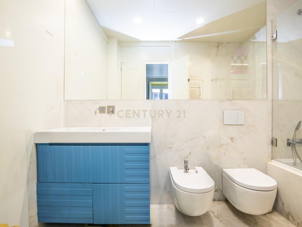 Apartamento T2 com terraço na Rua de Andaluz - Image 7