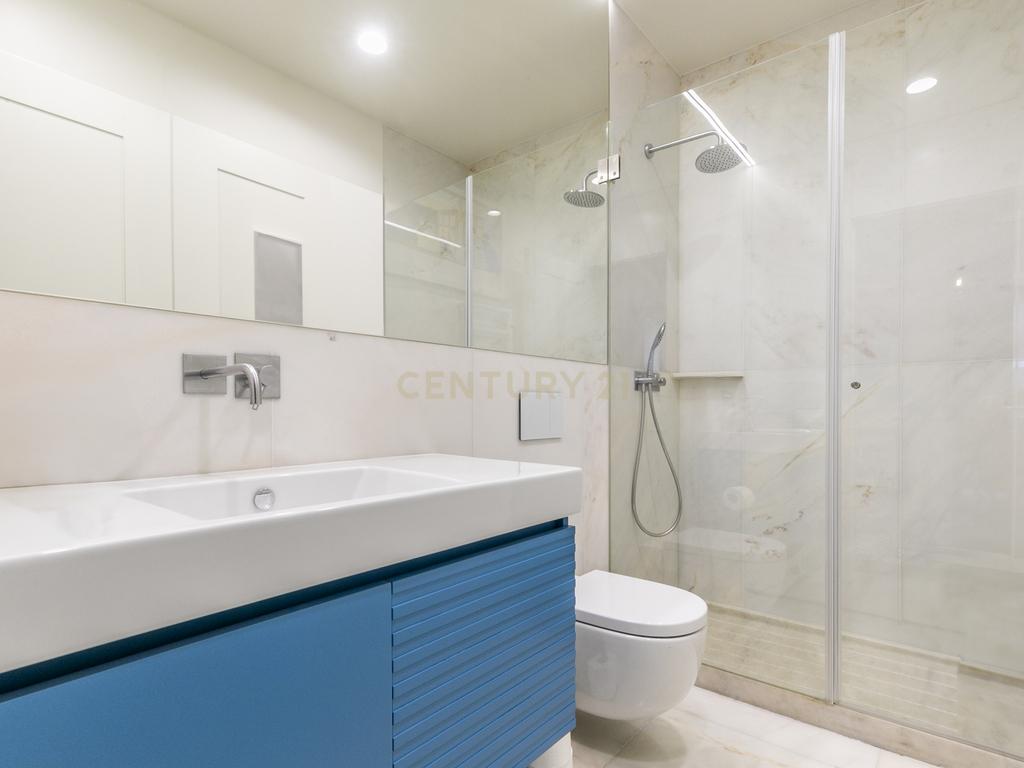Apartamento T2 com terraço na Rua de Andaluz - Image 8