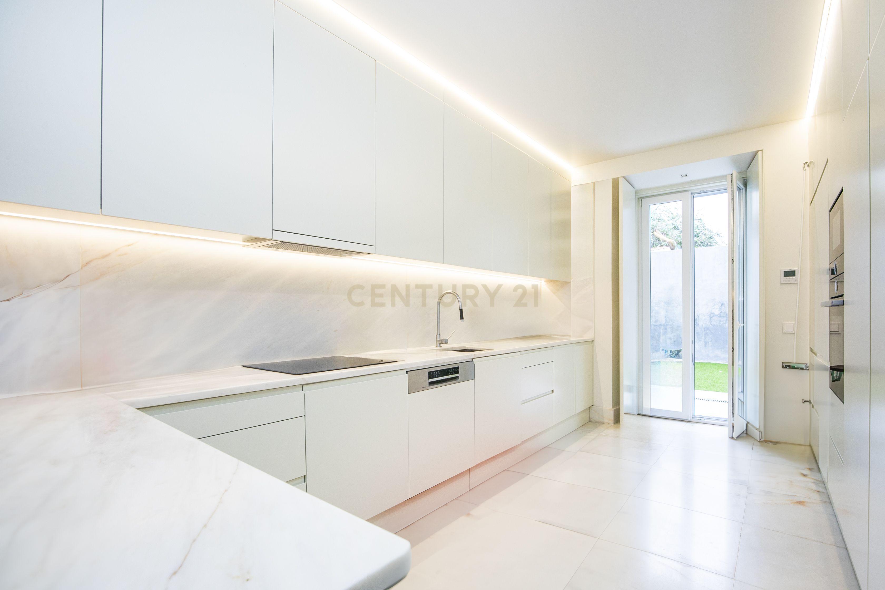 Apartamento T2 com terraço na Rua de Andaluz - Image 12