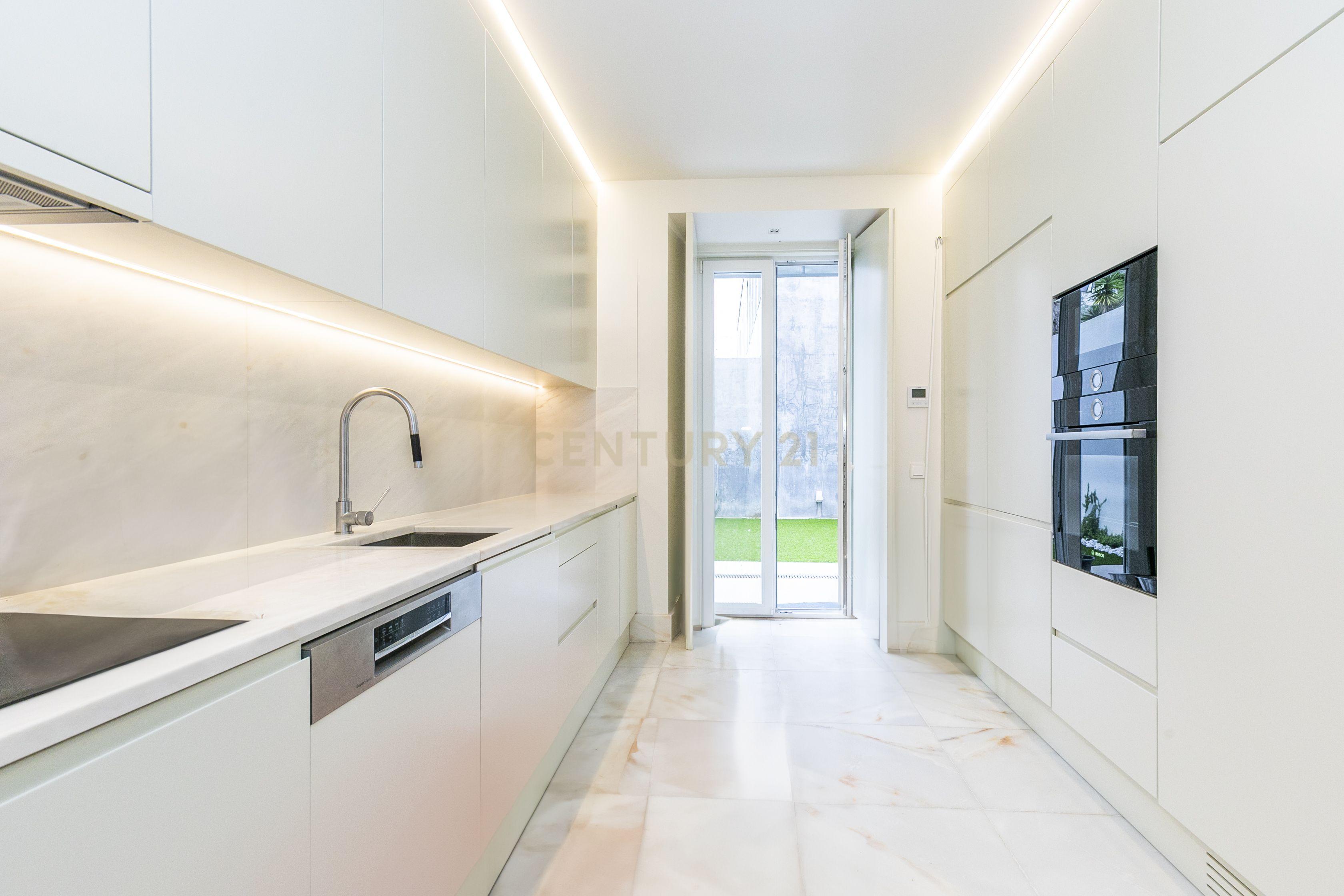 Apartamento T2 com terraço na Rua de Andaluz - Image 13