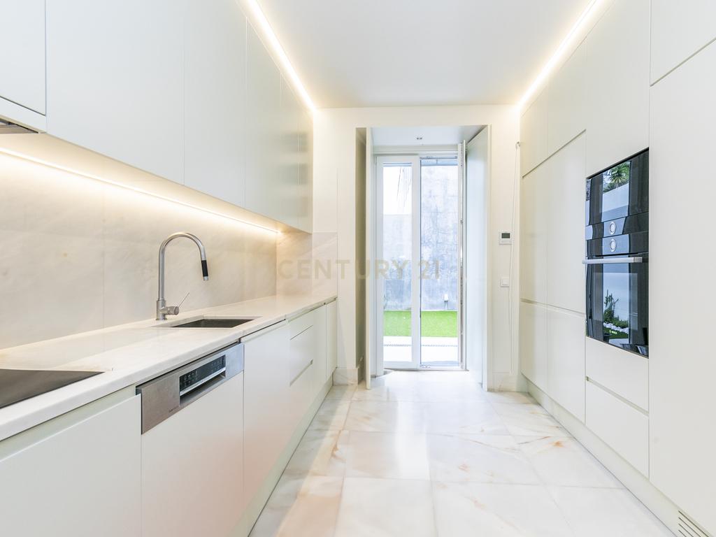 Apartamento T2 com terraço na Rua de Andaluz - Image 13