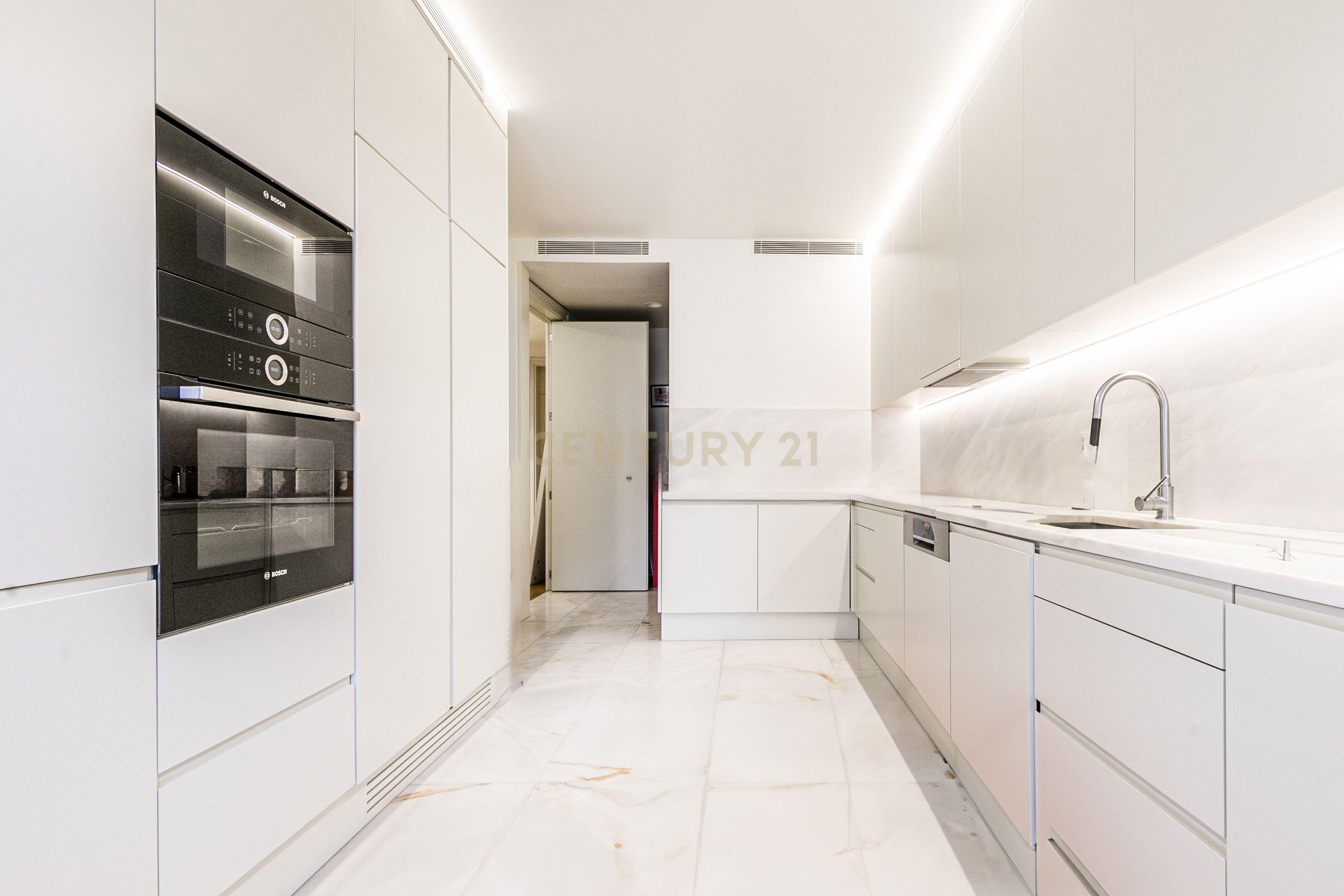 Apartamento T2 com terraço na Rua de Andaluz - Image 14