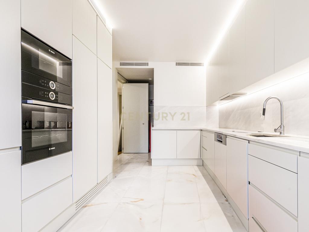 Apartamento T2 com terraço na Rua de Andaluz - Image 14