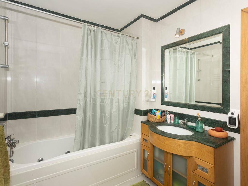 Apartamento T3 com varanda e parqueamento  I  Torres Vedras - Image 16
