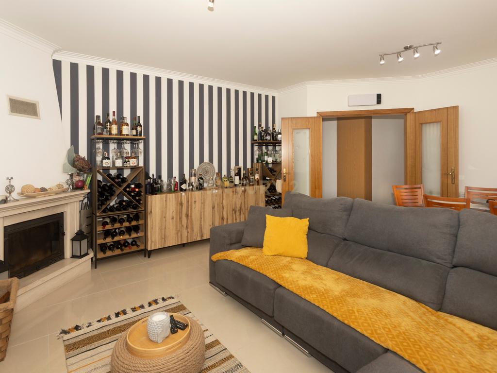 Apartamento T3 com varanda e parqueamento  I  Torres Vedras - Image 1