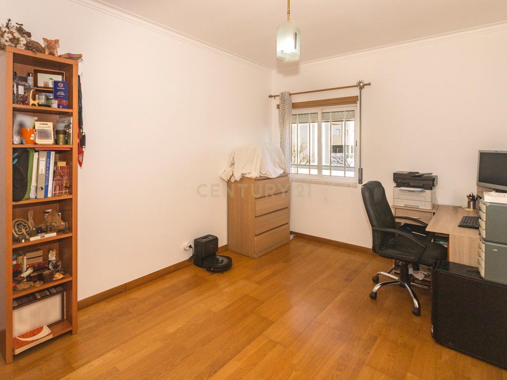Apartamento T3 com varanda e parqueamento  I  Torres Vedras - Image 10