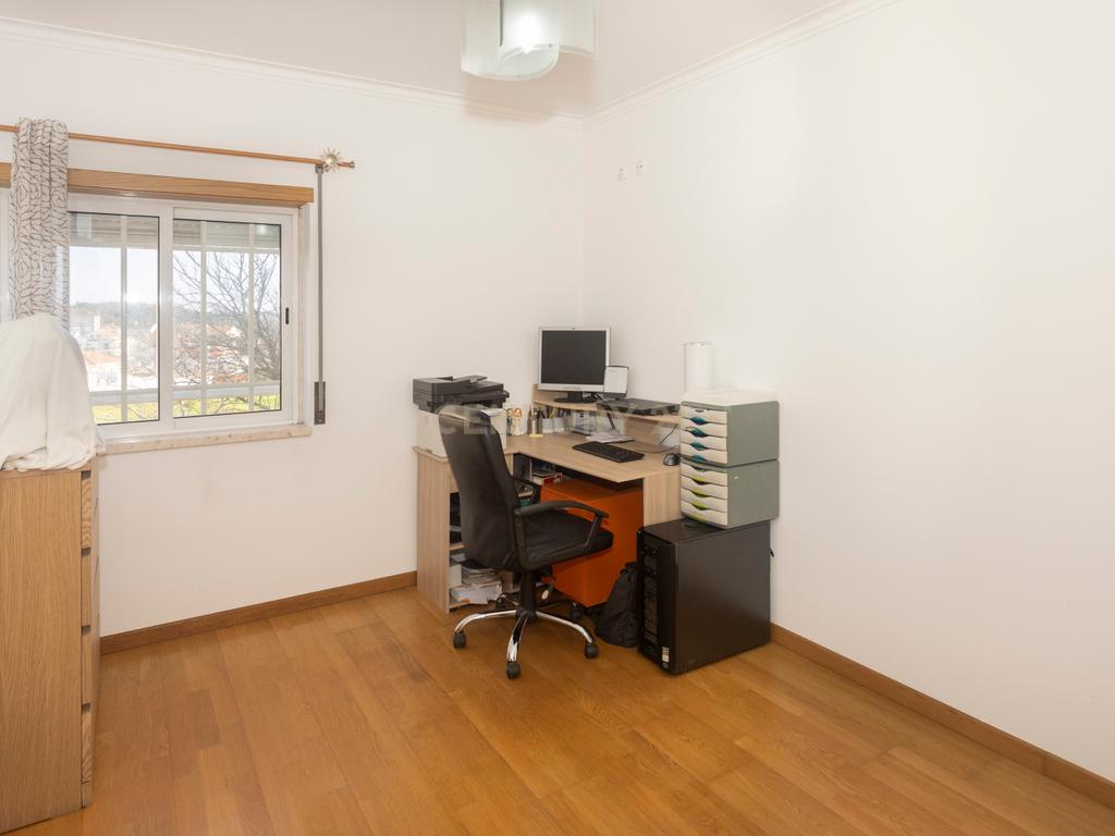 Apartamento T3 com varanda e parqueamento  I  Torres Vedras - Image 9