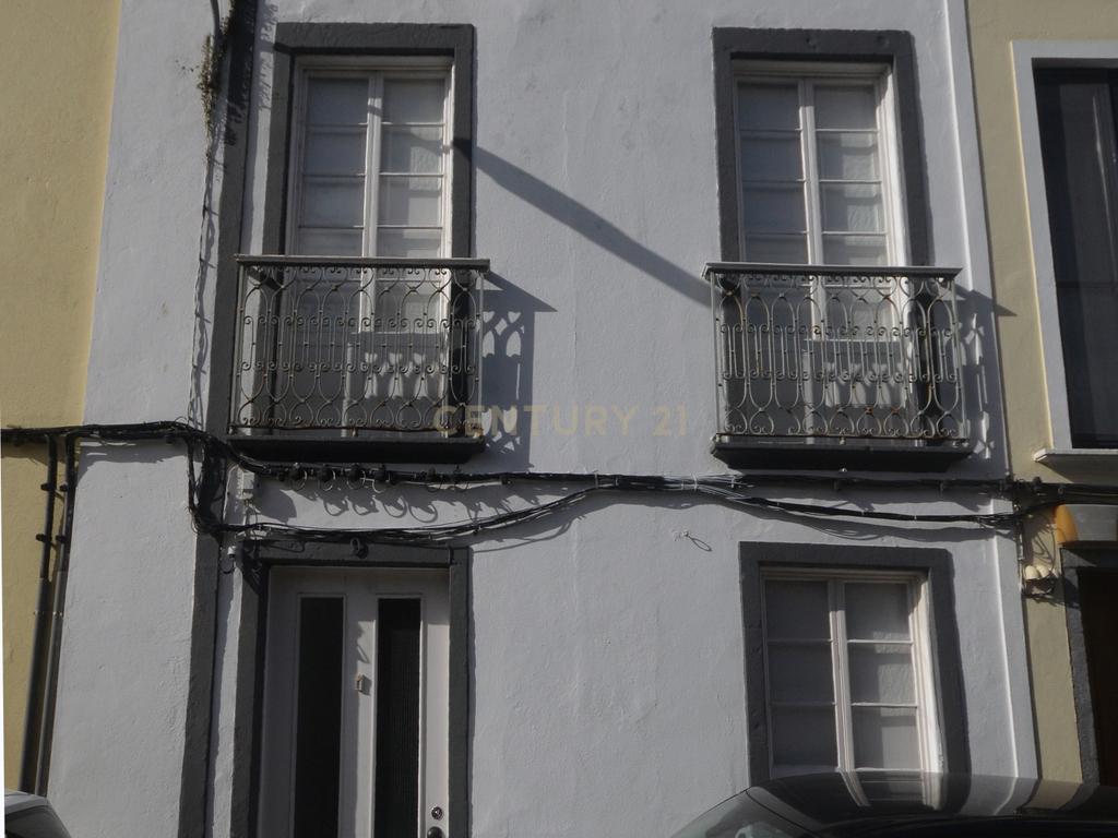 Casa na Rua Coronel Chaves em Ponta Delgada - Image 1