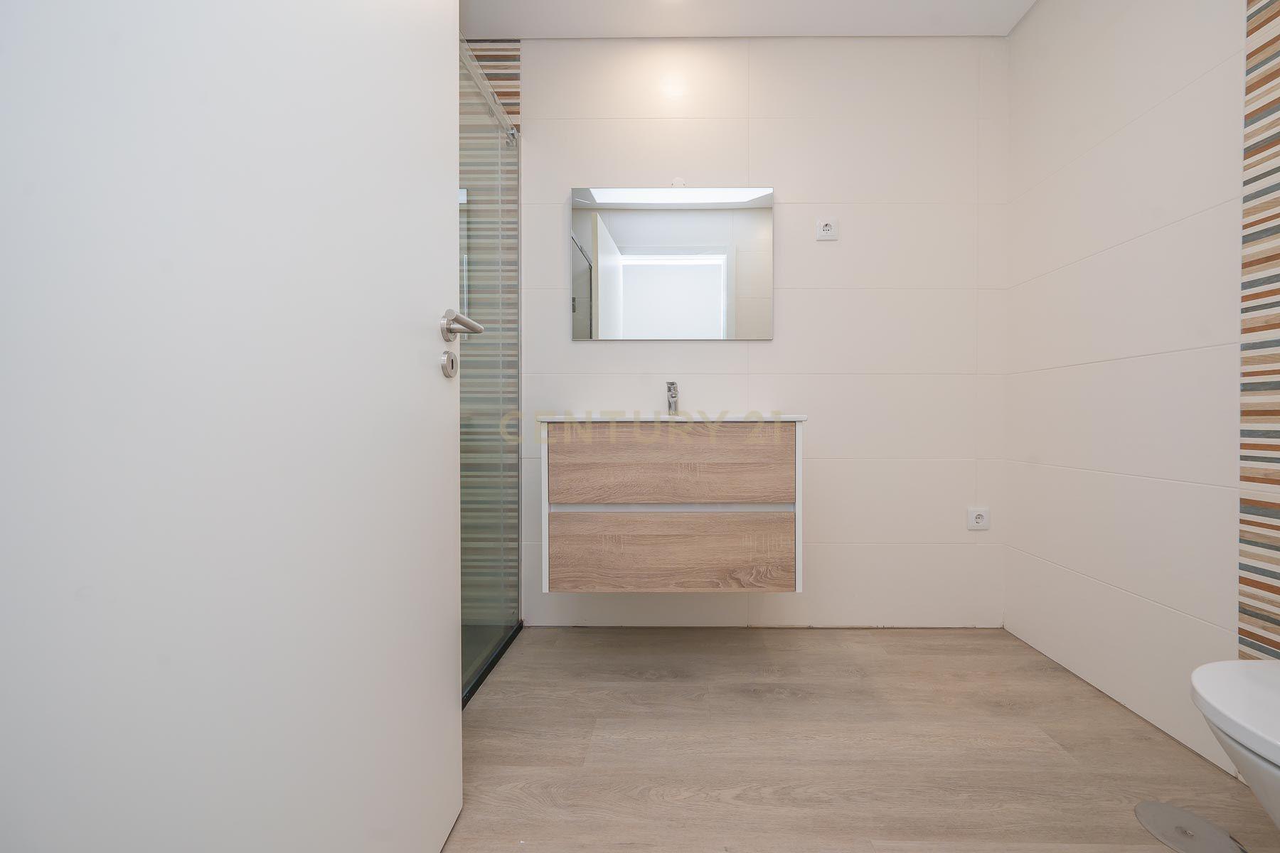 Coina - Extraordinária moradia isolada térrea de 4 assoalhadas com acabamentos de alta qualidade inserida num lote de 2000 M2. - Image 24