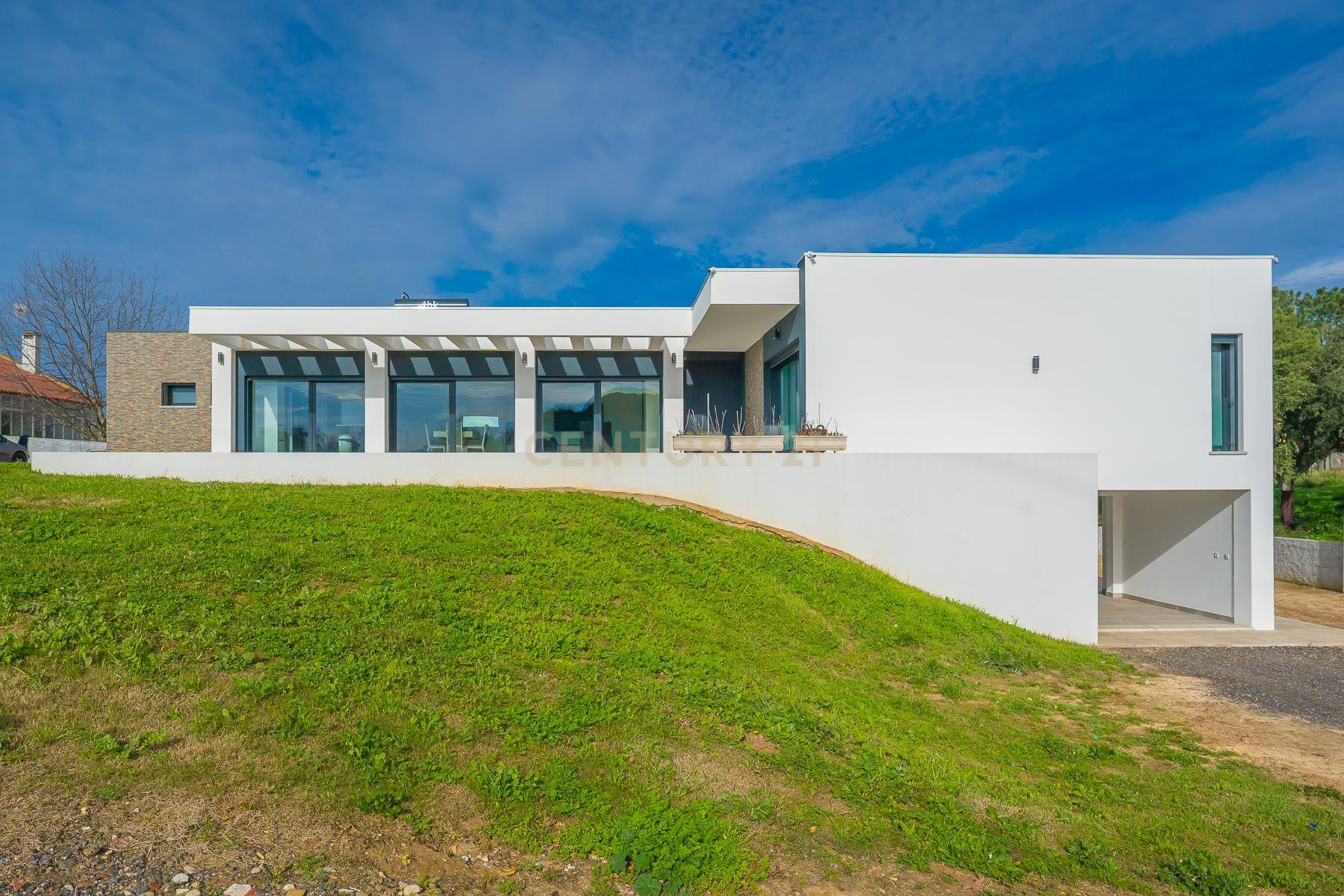 Coina - Extraordinária moradia isolada térrea de 4 assoalhadas com acabamentos de alta qualidade inserida num lote de 2000 M2. - Image 2