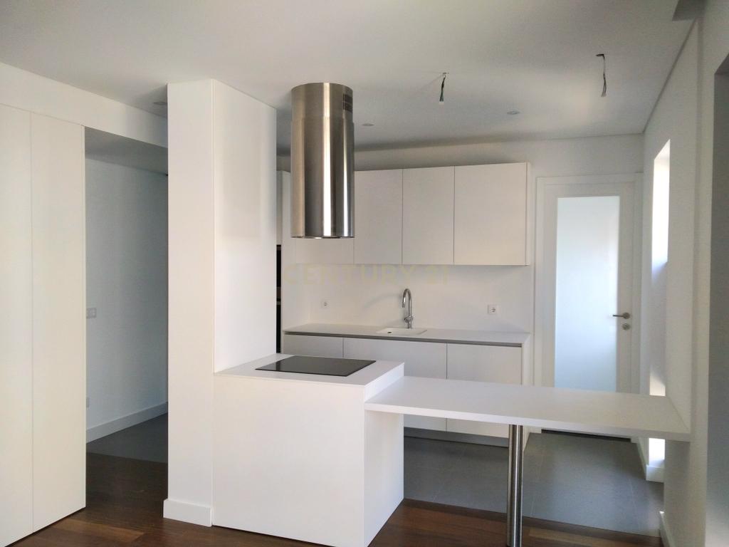 Apartamento T4 totalmente renovado junto à Casa da Música - Image 3