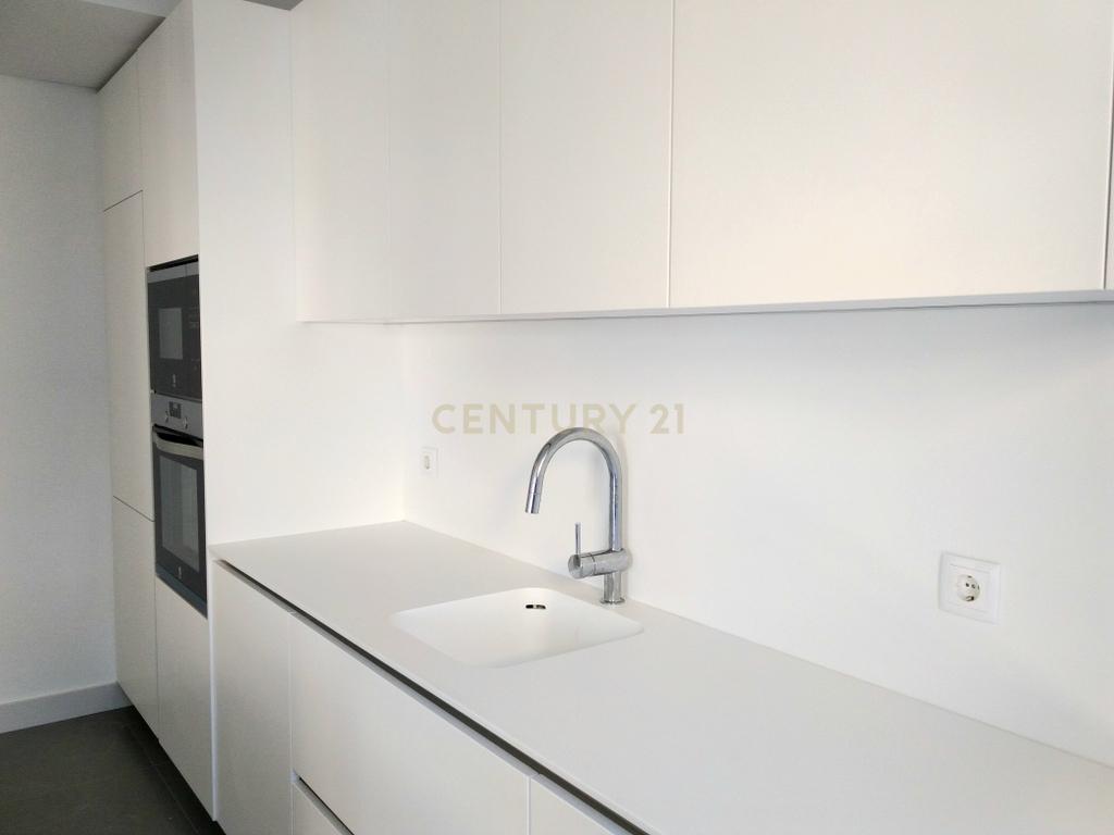 Apartamento T4 totalmente renovado junto à Casa da Música - Image 4