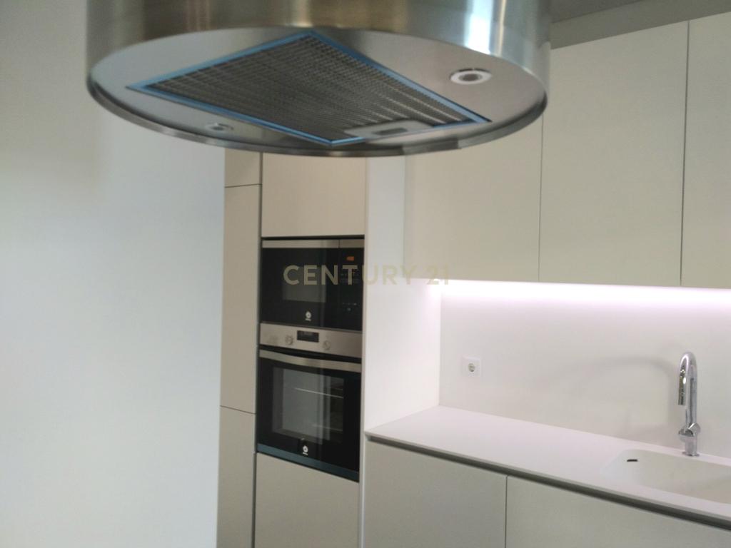 Apartamento T4 totalmente renovado junto à Casa da Música - Image 5