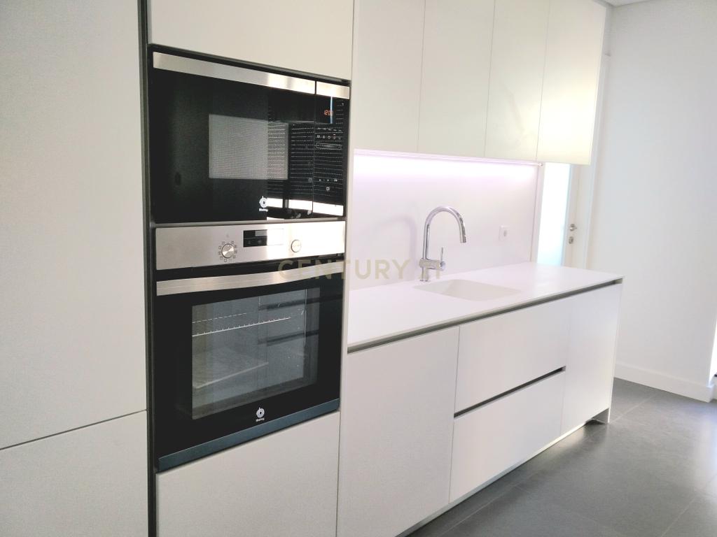 Apartamento T4 totalmente renovado junto à Casa da Música - Image 6