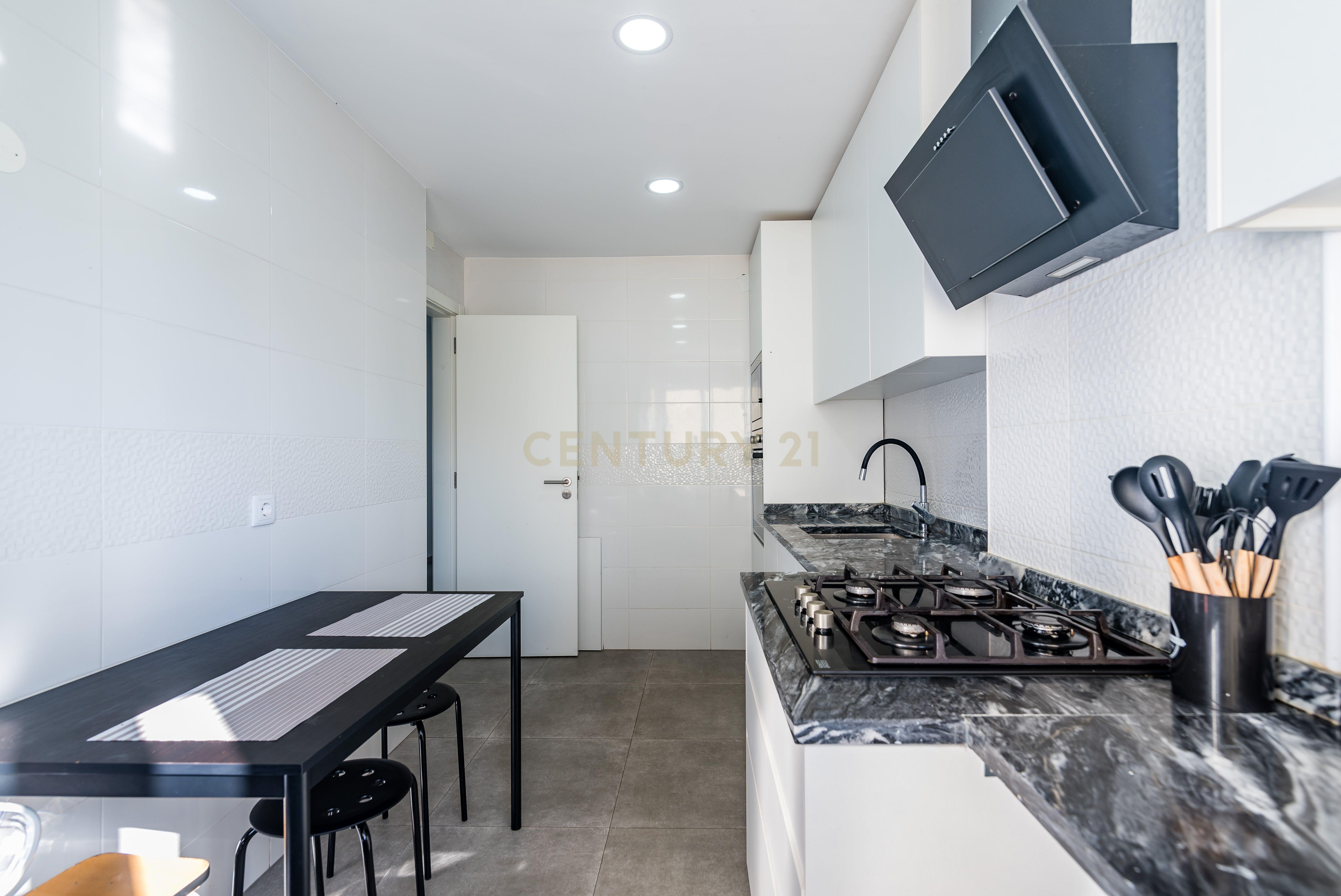 Duplex Renovado com Terraços em Mem-Martins - Image 8