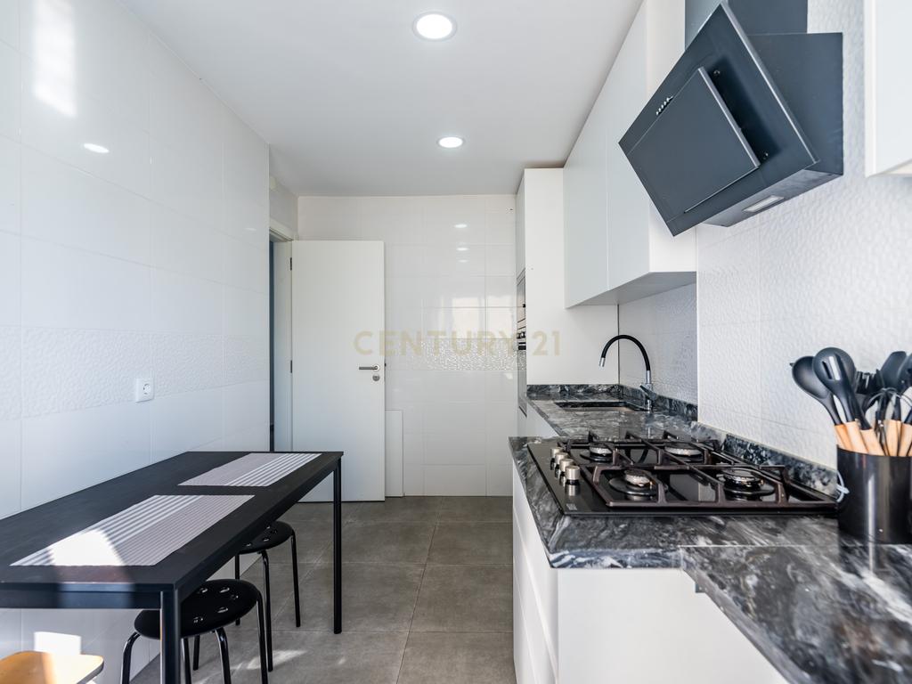 Duplex Renovado com Terraços em Mem-Martins - Image 8