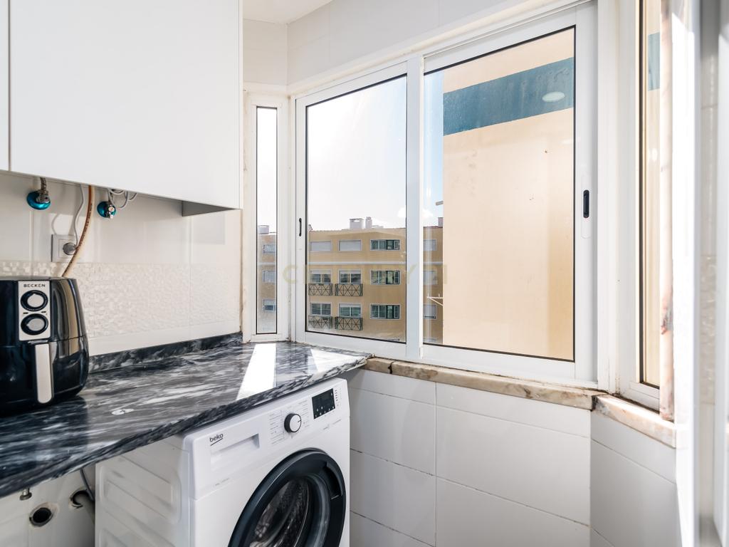 Duplex Renovado com Terraços em Mem-Martins - Image 7