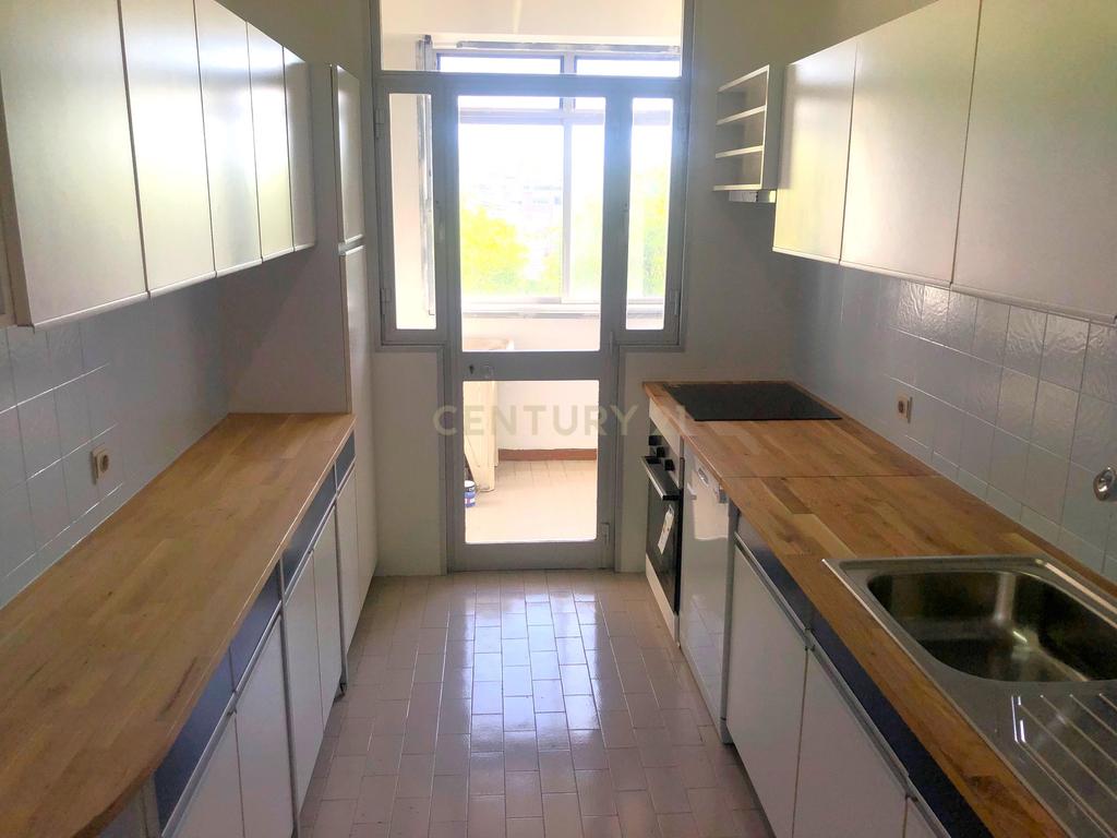Apartamento T4 na Av. Vasco da Gama, Pinheiro Manso - Image 2