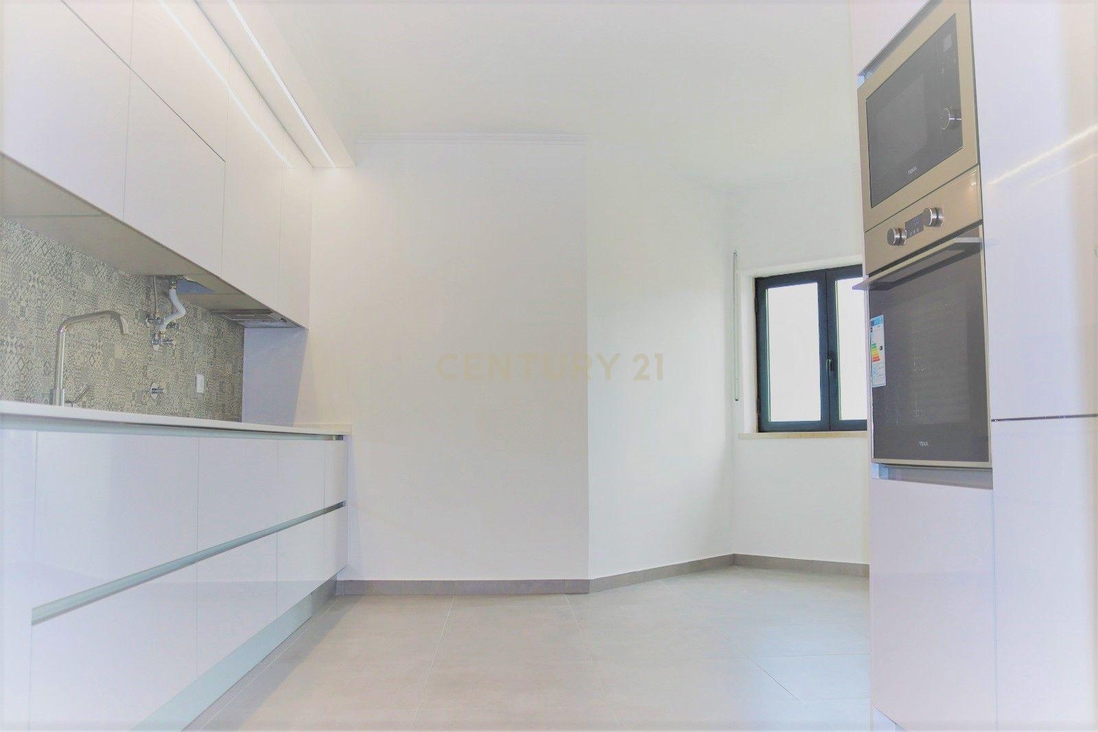 Apartamento T3 Remodelado c/ Garagem Arrecadação | Centro de Mafra - Image 3