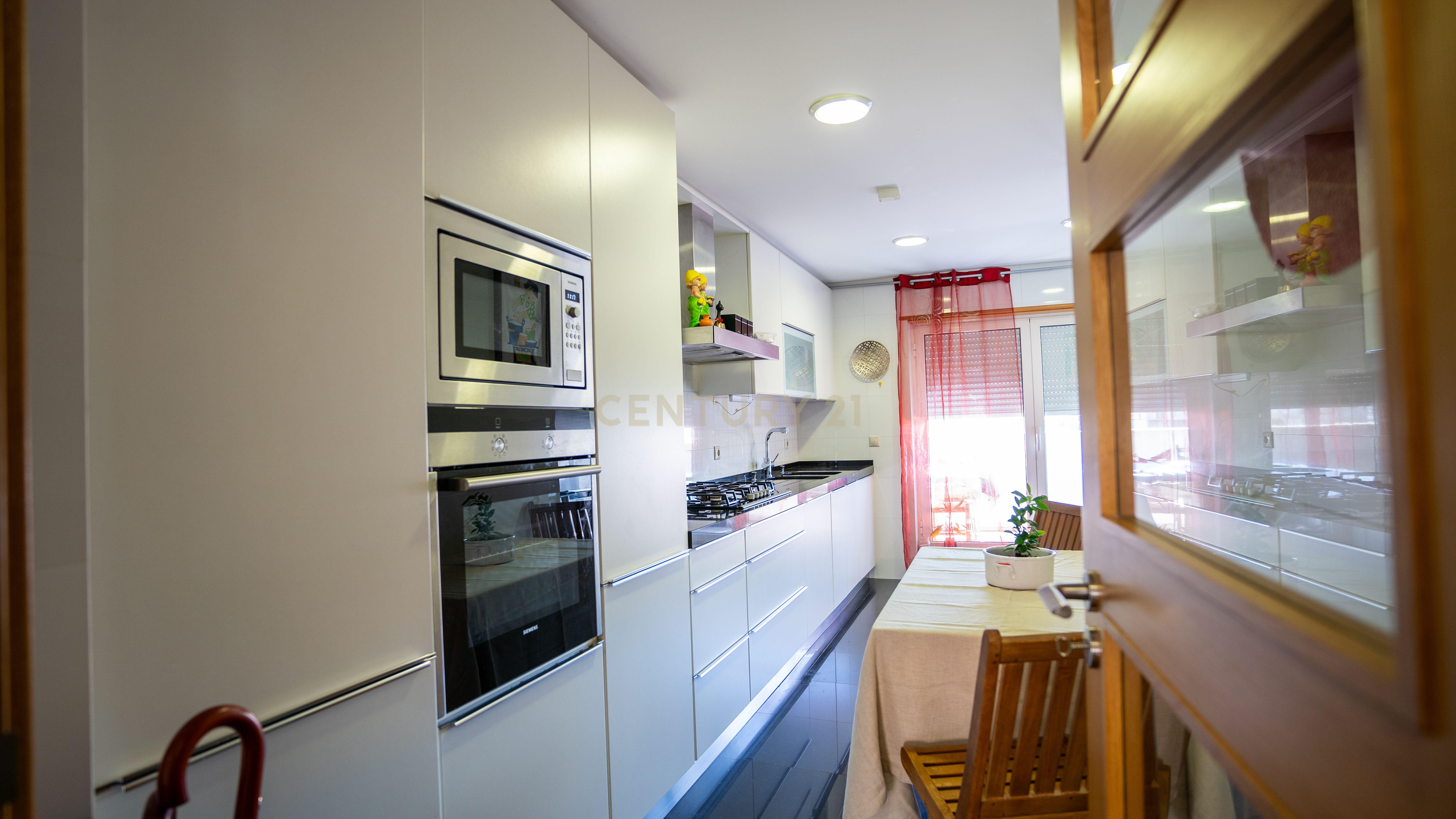 Apartamento com Terraço T2 de Charme em Benfica - Excelência e Conforto - Image 36