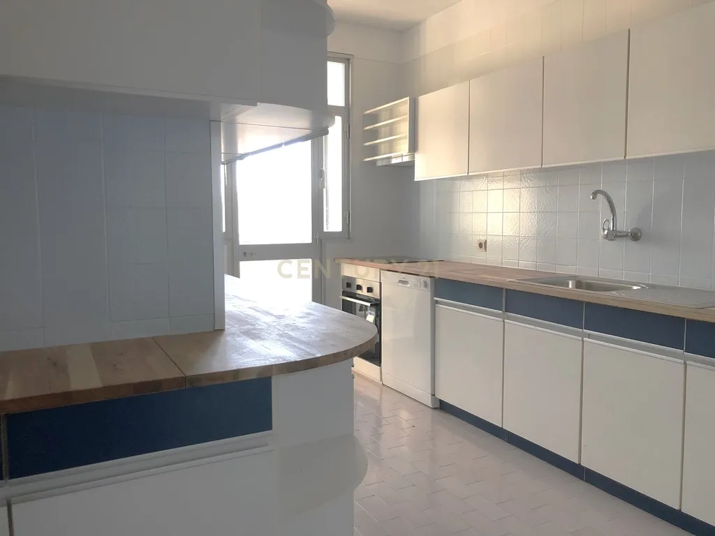 Apartamento T4 na Av. Vasco da Gama, Pinheiro Manso - Image 1