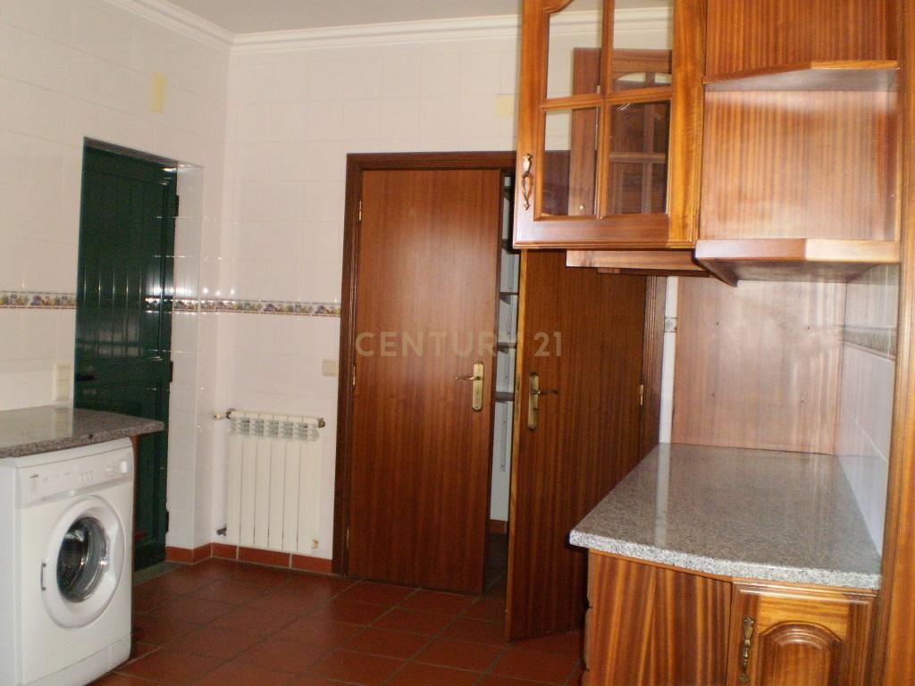 MORADIA de 3 ANDARES, ARMAZÉM-LOJA-HABITAÇÃO - Image 13