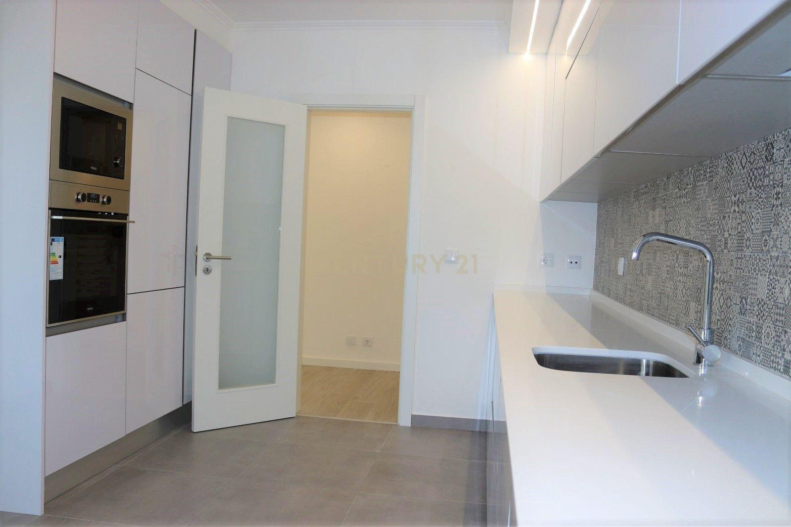Apartamento T3 Remodelado c/ Garagem Arrecadação | Centro de Mafra - Image 2