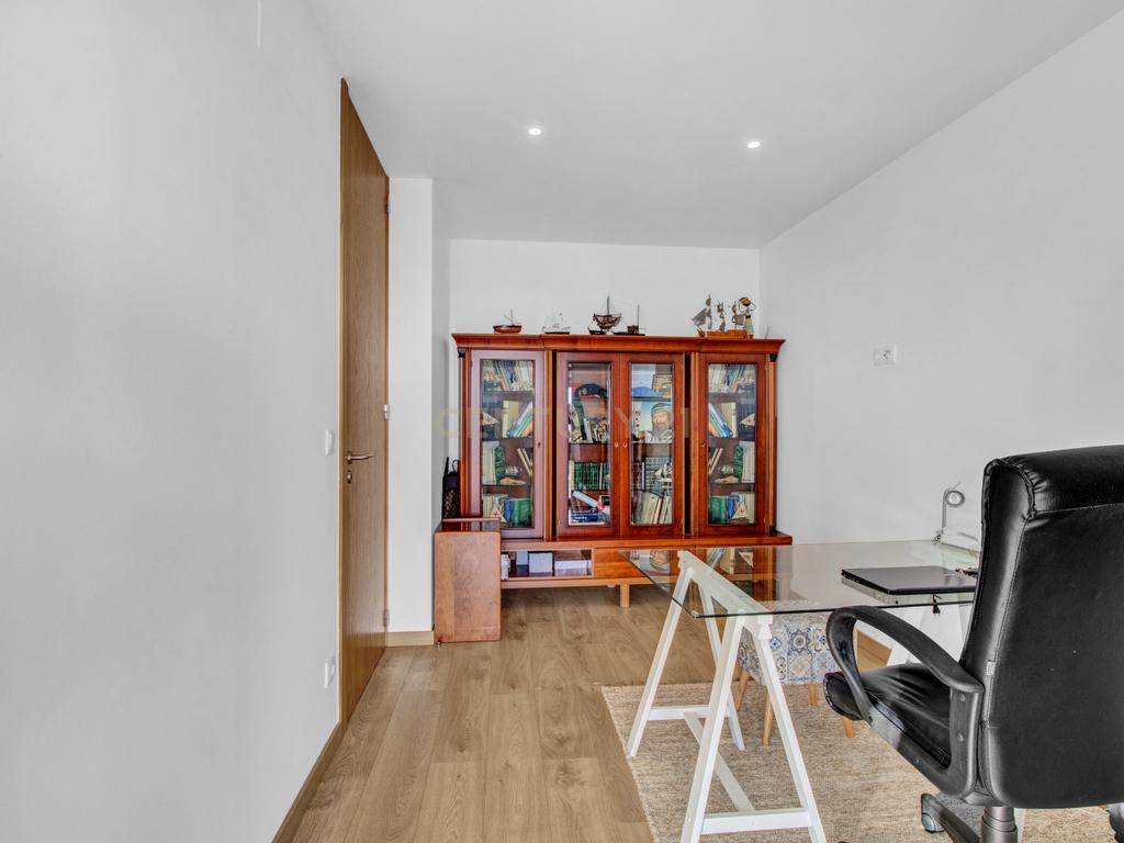 Moradia T3+2 | Sesimbra com Piscina, Jacuzzi, duas Pérgulas Bioclimáticas e muito mais. - Image 56