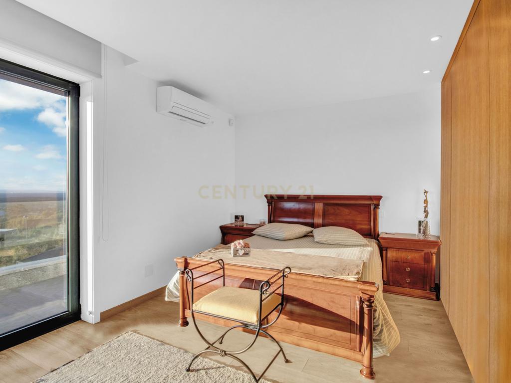 Moradia T3+2 | Sesimbra com Piscina, Jacuzzi, duas Pérgulas Bioclimáticas e muito mais. - Image 63