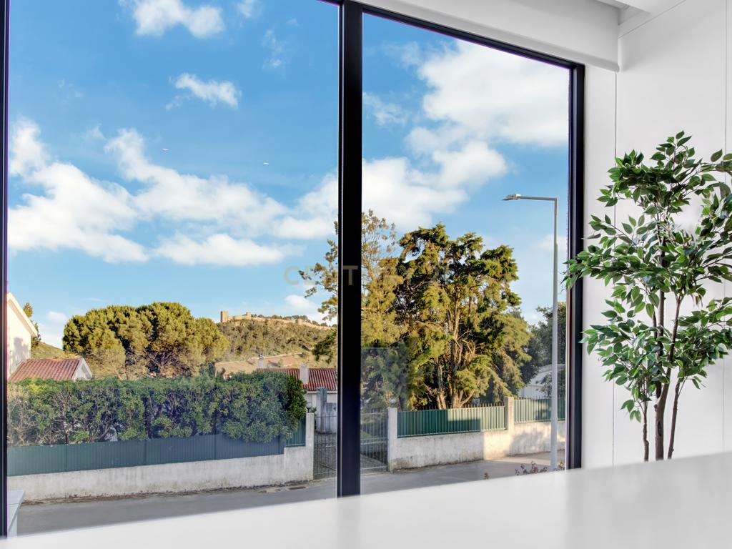 Moradia T3+2 | Sesimbra com Piscina, Jacuzzi, duas Pérgulas Bioclimáticas e muito mais. - Image 18