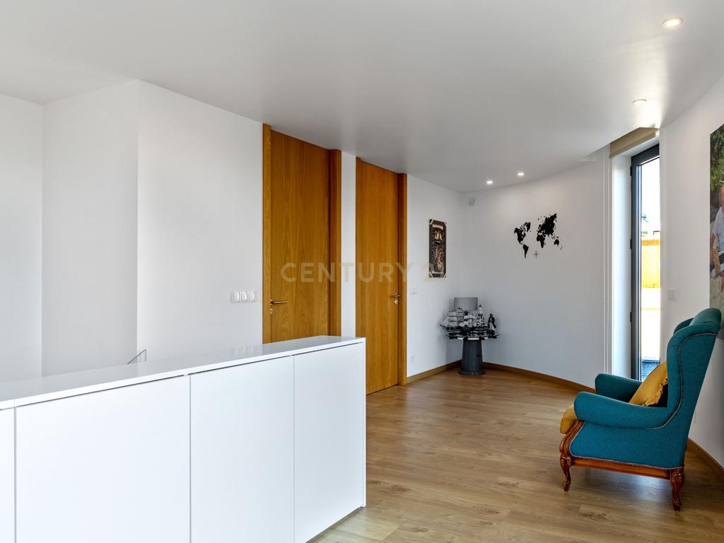 Moradia T3+2 | Sesimbra com Piscina, Jacuzzi, duas Pérgulas Bioclimáticas e muito mais. - Image 10