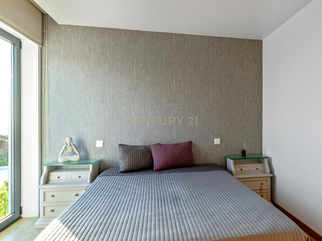 Moradia T3+2 | Sesimbra com Piscina, Jacuzzi, duas Pérgulas Bioclimáticas e muito mais. - Image 11