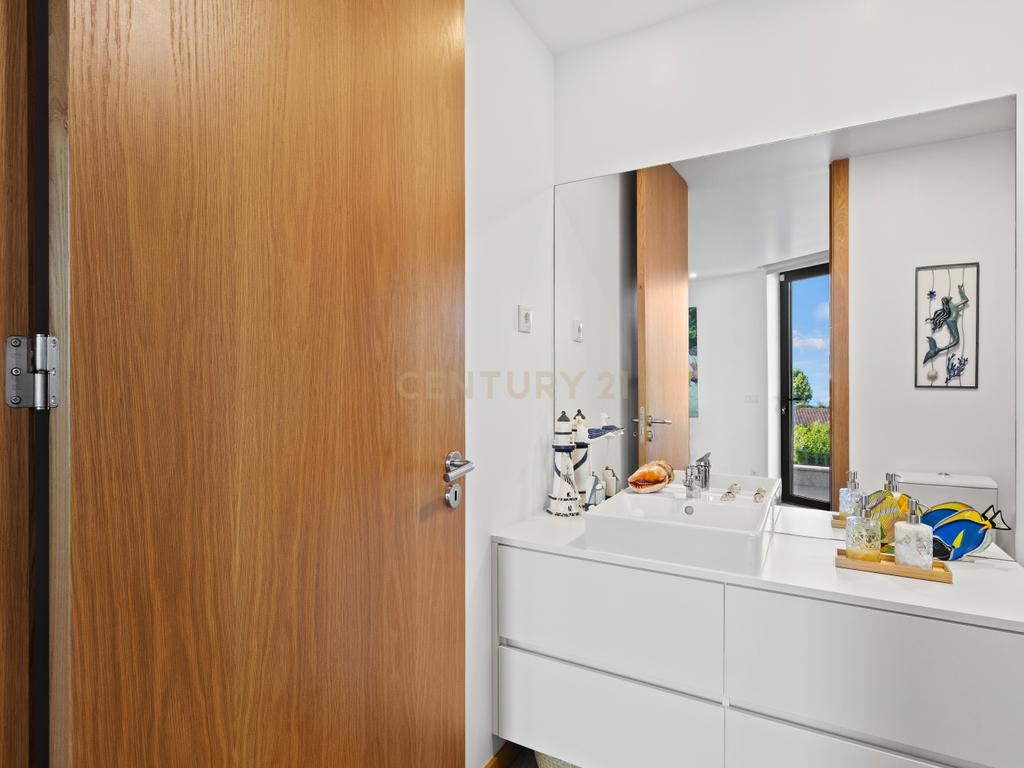 Moradia T3+2 | Sesimbra com Piscina, Jacuzzi, duas Pérgulas Bioclimáticas e muito mais. - Image 12