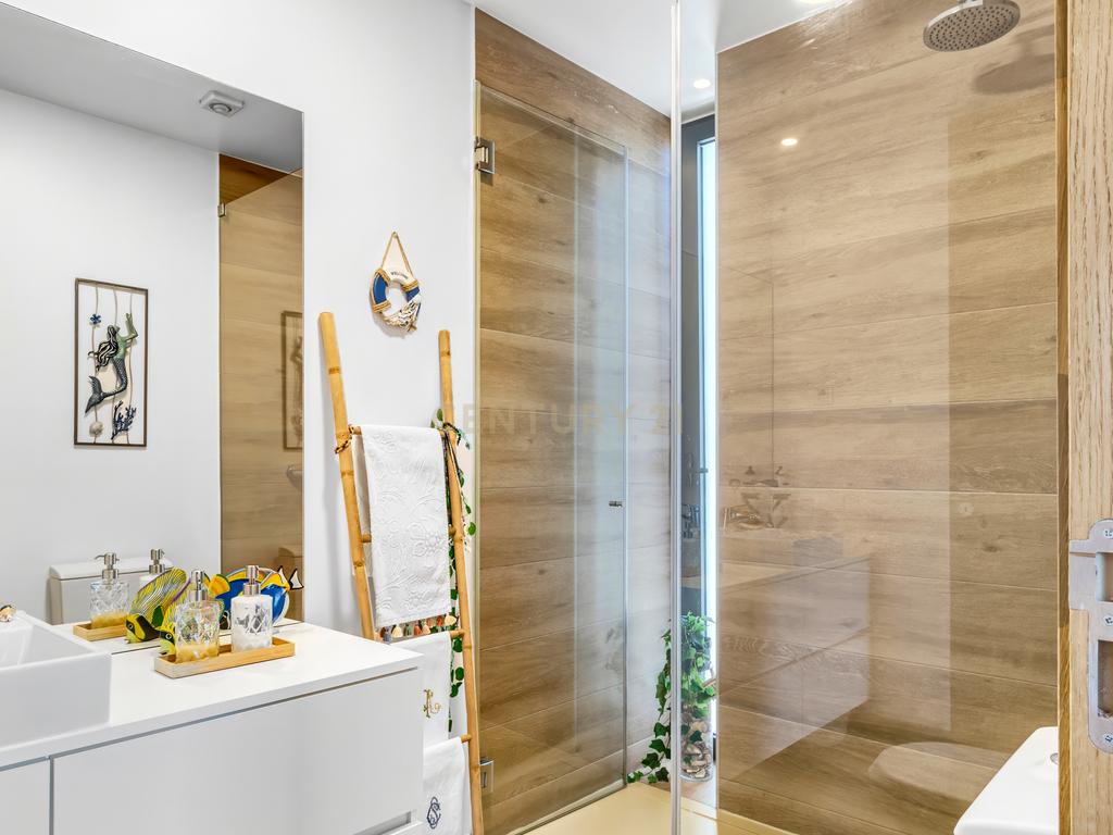 Moradia T3+2 | Sesimbra com Piscina, Jacuzzi, duas Pérgulas Bioclimáticas e muito mais. - Image 23