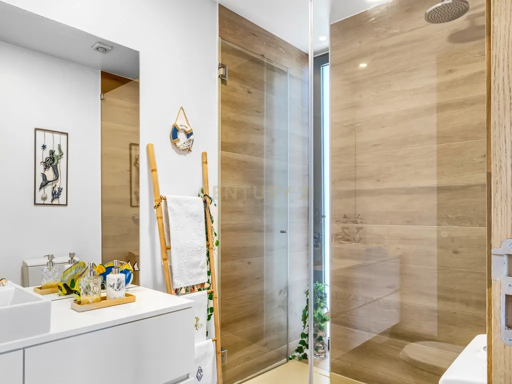 Moradia T3+2 | Sesimbra com Piscina, Jacuzzi, duas Pérgulas Bioclimáticas e muito mais. - Image 23