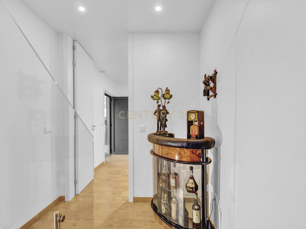 Moradia T3+2 | Sesimbra com Piscina, Jacuzzi, duas Pérgulas Bioclimáticas e muito mais. - Image 14
