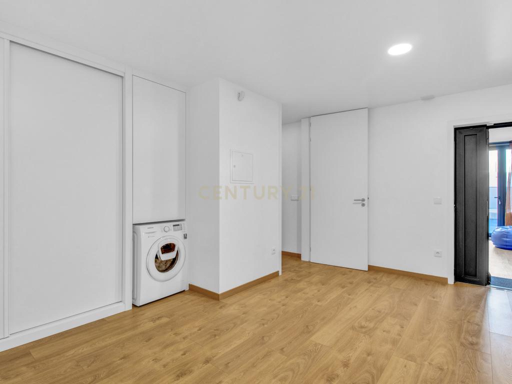 Moradia T3+2 | Sesimbra com Piscina, Jacuzzi, duas Pérgulas Bioclimáticas e muito mais. - Image 25