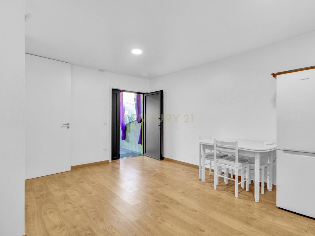 Moradia T3+2 | Sesimbra com Piscina, Jacuzzi, duas Pérgulas Bioclimáticas e muito mais. - Image 15
